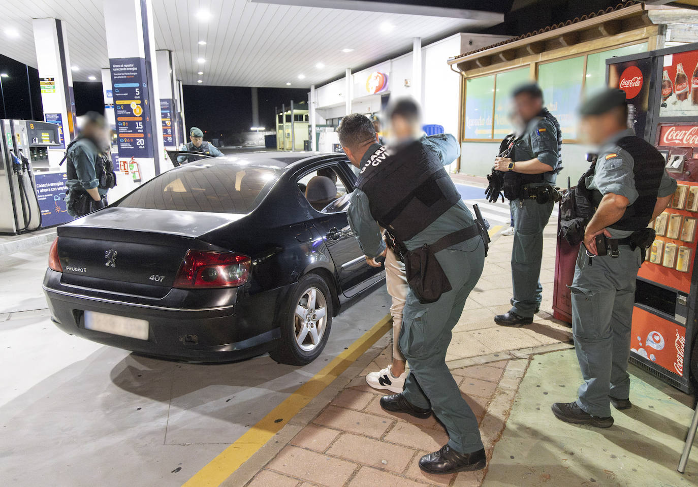 Controles y perros, así patrulla la Guardia Civil en las fiesta de los pueblos