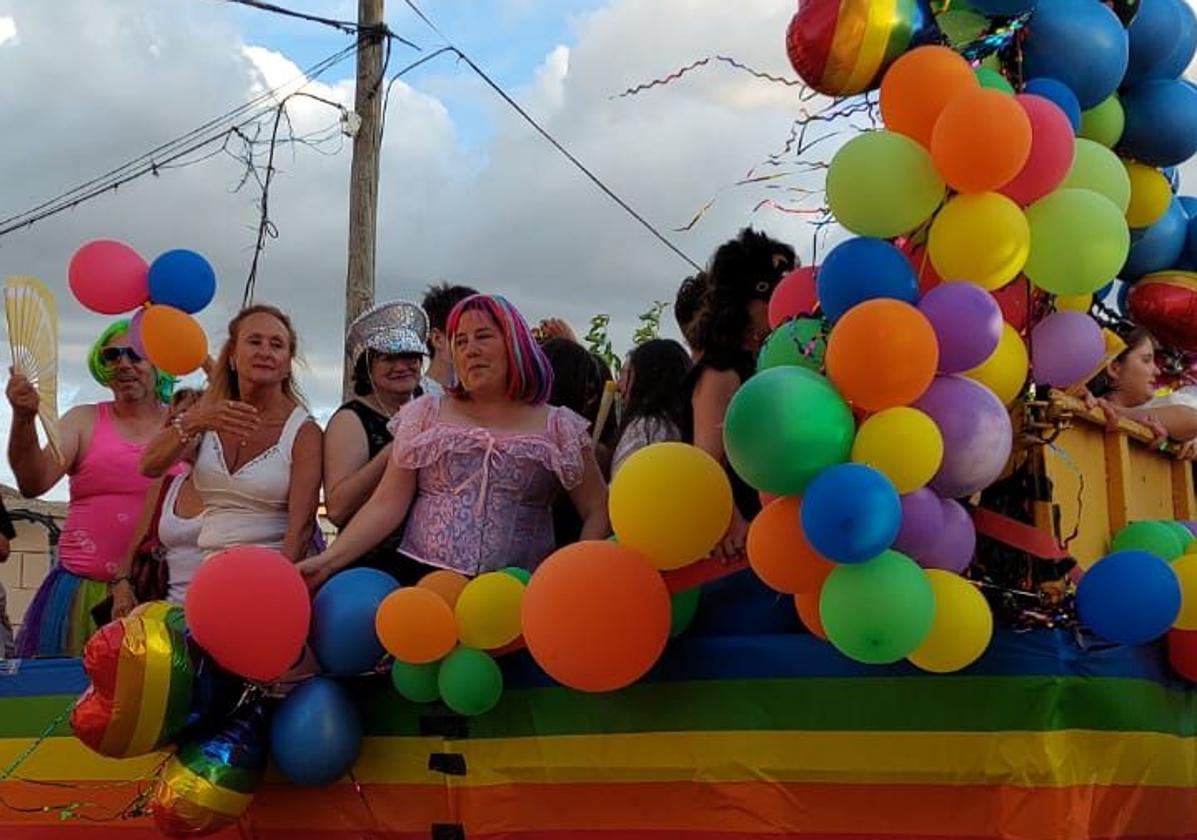 Desfile de una carroza por la Fiesta de la Diversidad, este sábado en Becilla.