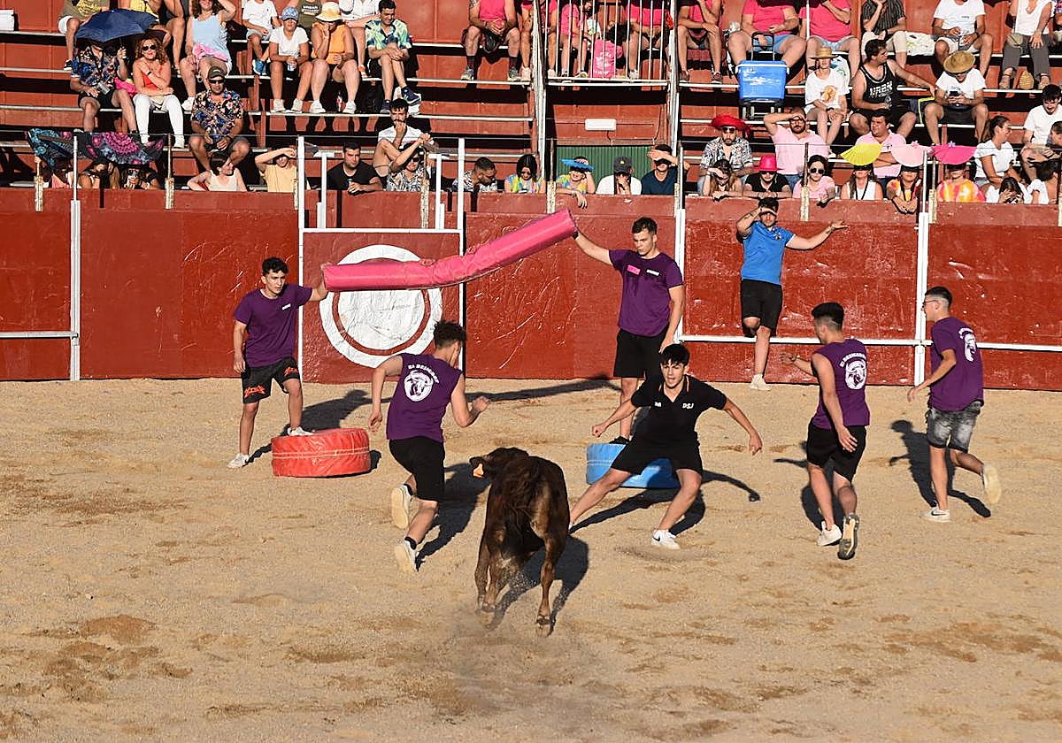 Peñas participantes en el Gran Prix en la plaza de toros