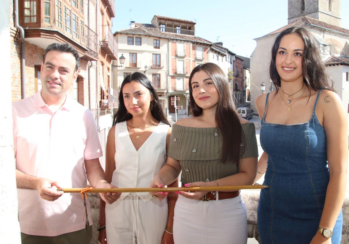 La Corregidora de las fiestas de Cuéllar (2º por la derecha) toma el bastón de mando, junto a las damas y el alcalde de la villa.