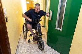 Miguel García Rodríguez, en el ascensor de su casa.