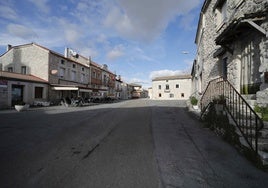 Plaza Mayor de Torrescárcela, con el bar junto al Ayunrtamiento.