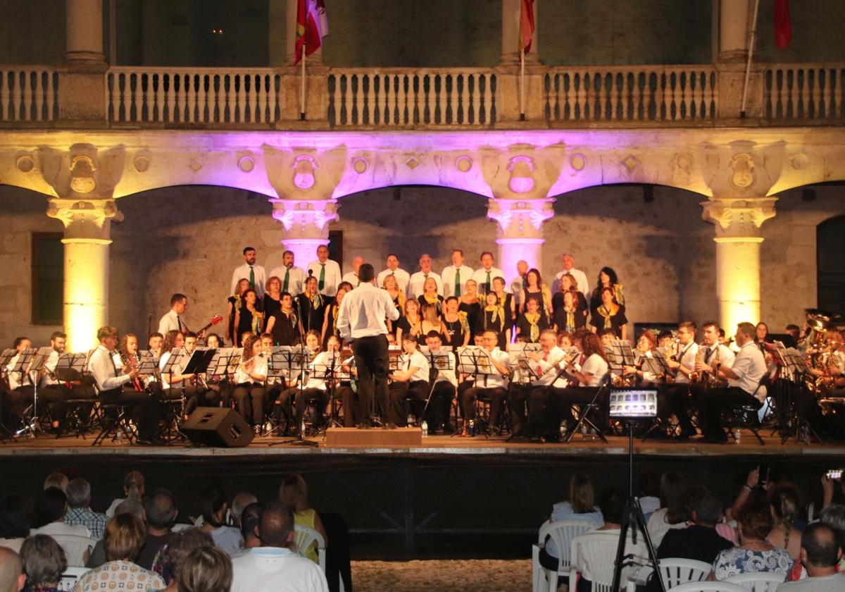 Concierto de la Banda Municipal de Música de Cuéllar y de la Coral Cuellarana, en el ciclo 'Así cantan las corales'.