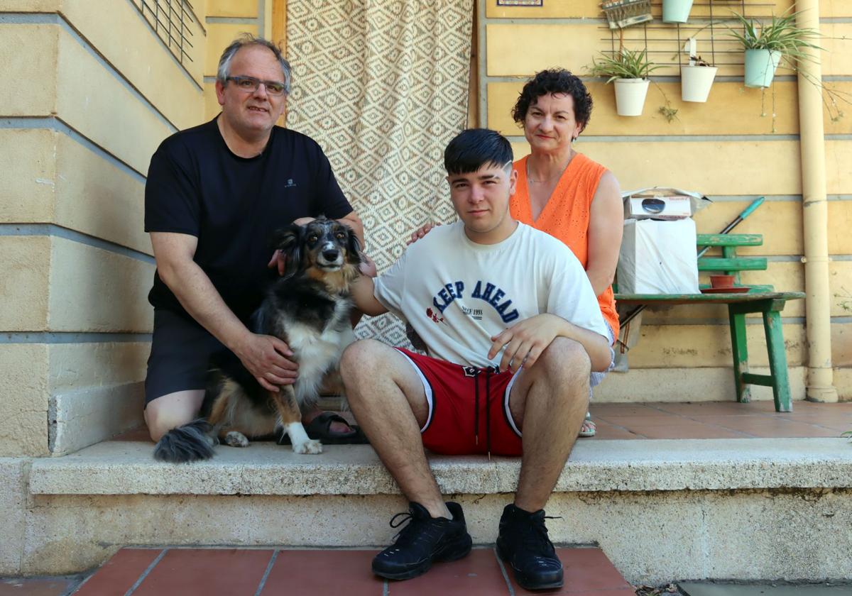 Un joven posa junto a su familia de acogida en la provincia de Segovia.