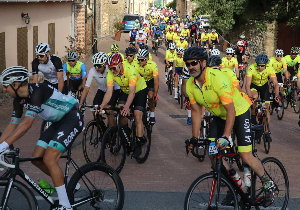 Ciclistas agrupados en la salida de la prueba por las calles de Sotosalbos en la celebración de La Nico.