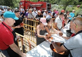 Reparto del tradicional guiso del pastor en Puente Agudín.