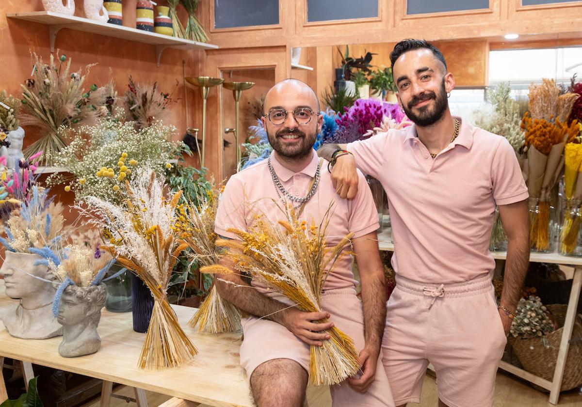 Jacobo Salgado y Marcelino Hernández, en la Floristería La Señora Flores de la calle Torrecilla