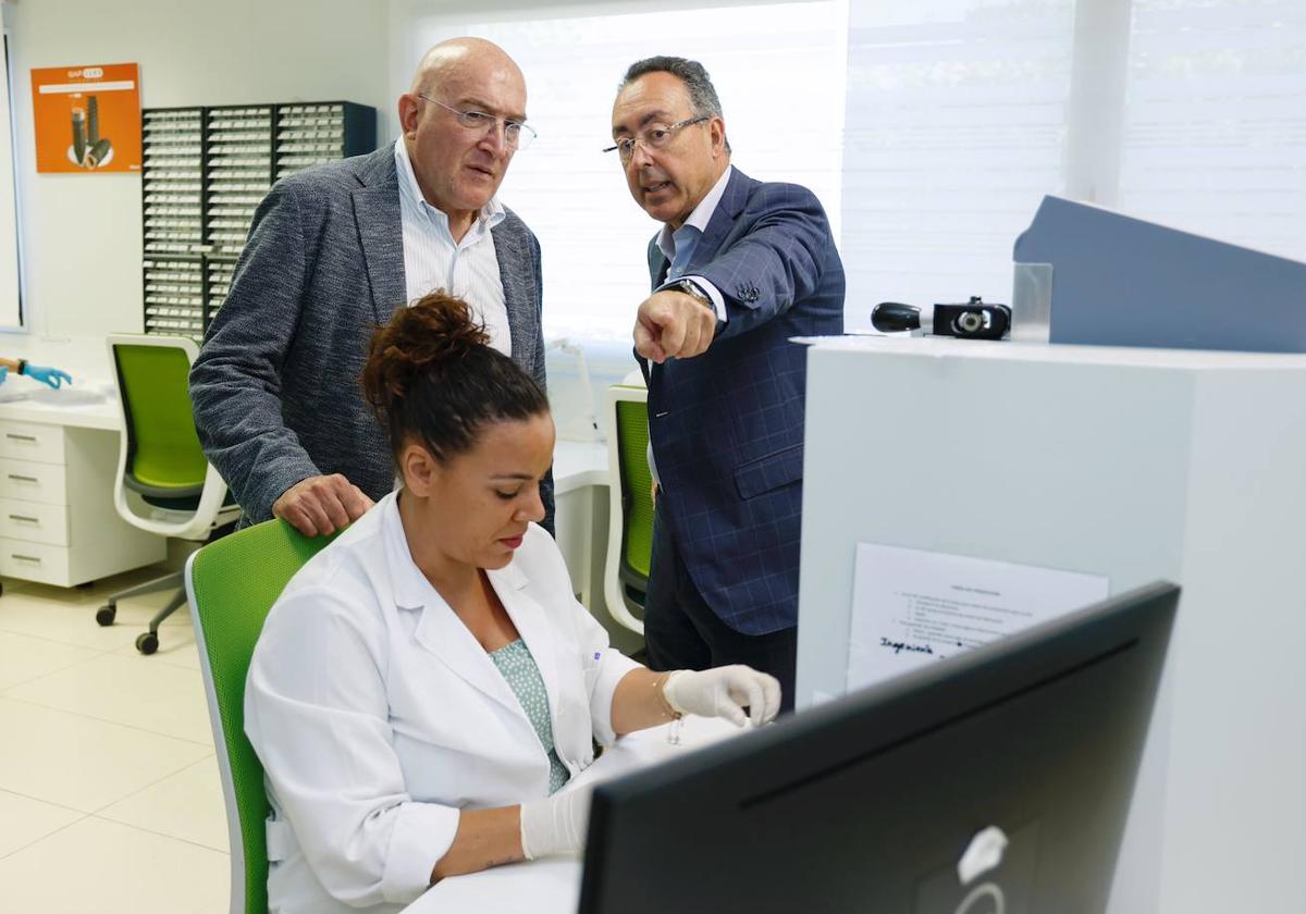 Jesús Julio Carnero, con Fernando Mozo Grau, CEO de la compañía junto a una técnica.