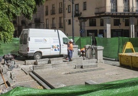 Obreros trabajan este lunes en los prolegómenos de las obras de renovación de los aseos de la Plaza Mayor de Segovia.