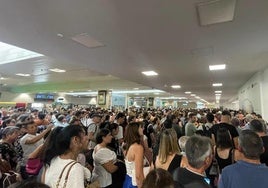 Cientos de viajeros en la tarde de este lunes en Chamartín aguardando sus trenes.