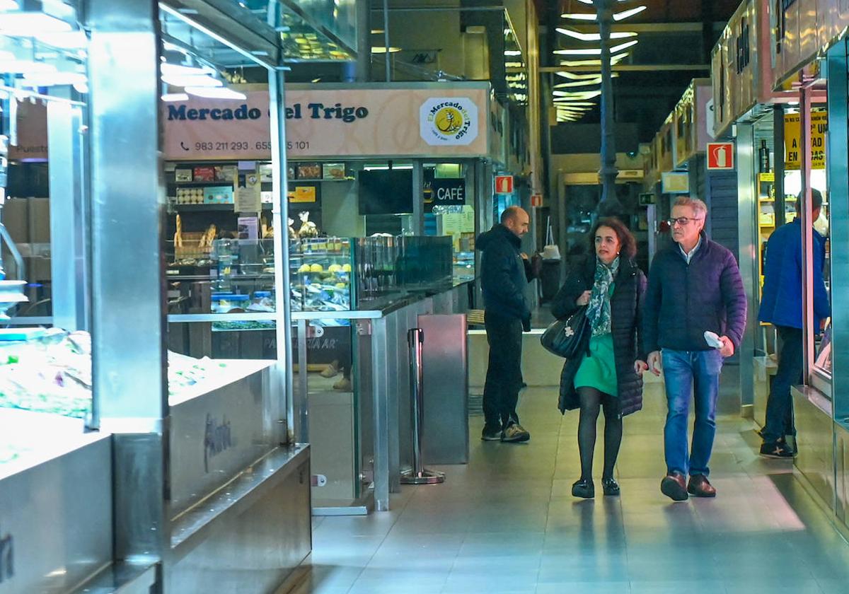 Comercios y restaurantes en el interior del mercado del Val.