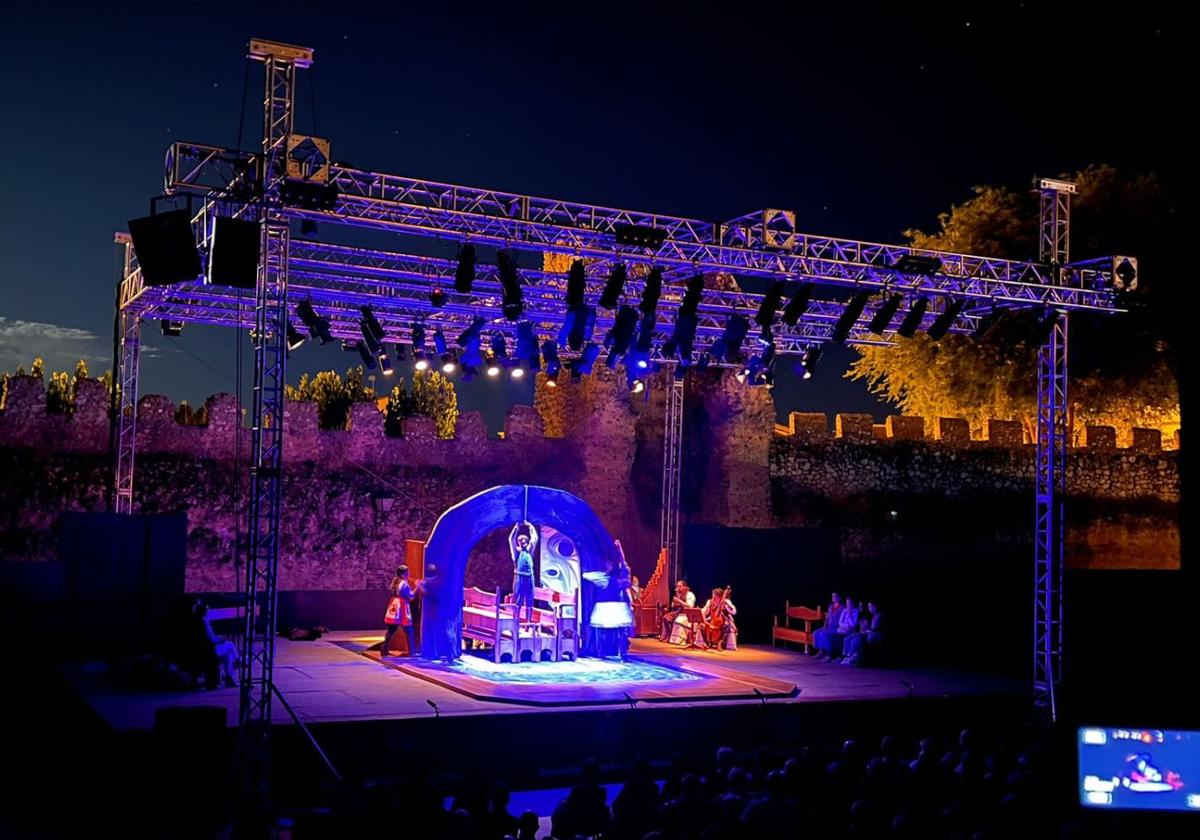 Montaje de 'El castillo de Lindabridis', representada por Nao d'amores y la Compañía Nacional de Teatro Clásico.