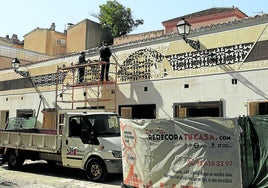 Obras de remodelación que se llevan a cabo en los puestos del mercado de Los Huertos.