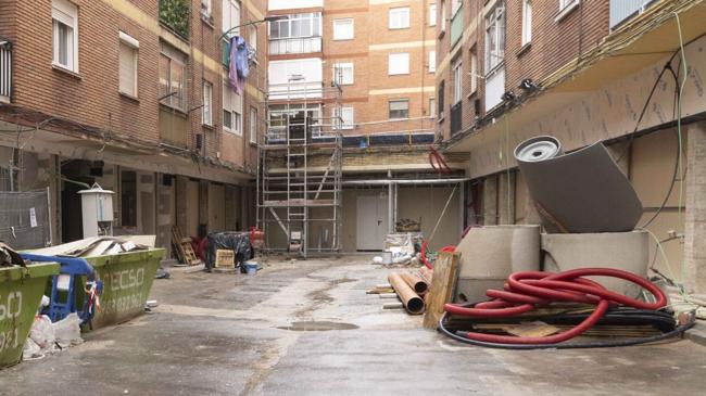 Imagen antes - Callejón de Tirso de Molina, que ha pasado de zona de carga y descarga a plazuela peatonal.