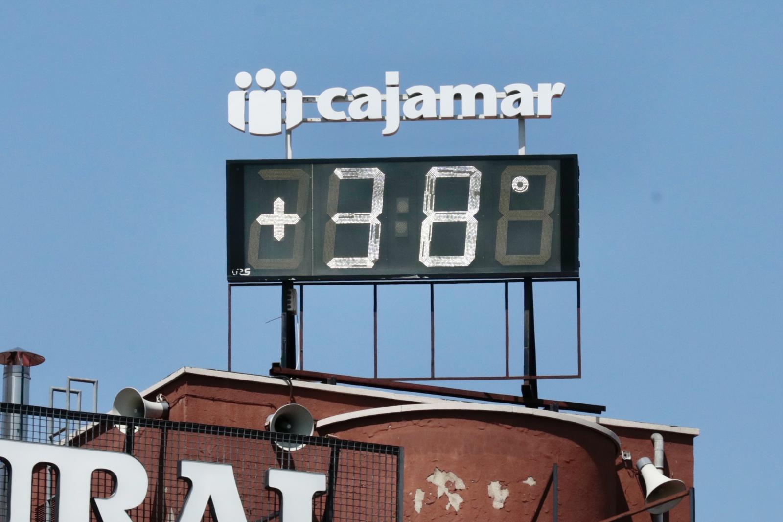 Un termómetro de la plaza de Zorrilla marca los 38 grados durante un episodio de temperaturas extremas.