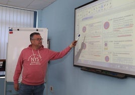 Carlos Cantera, presidente de la Asociación de Autoescuelas, en una clase.