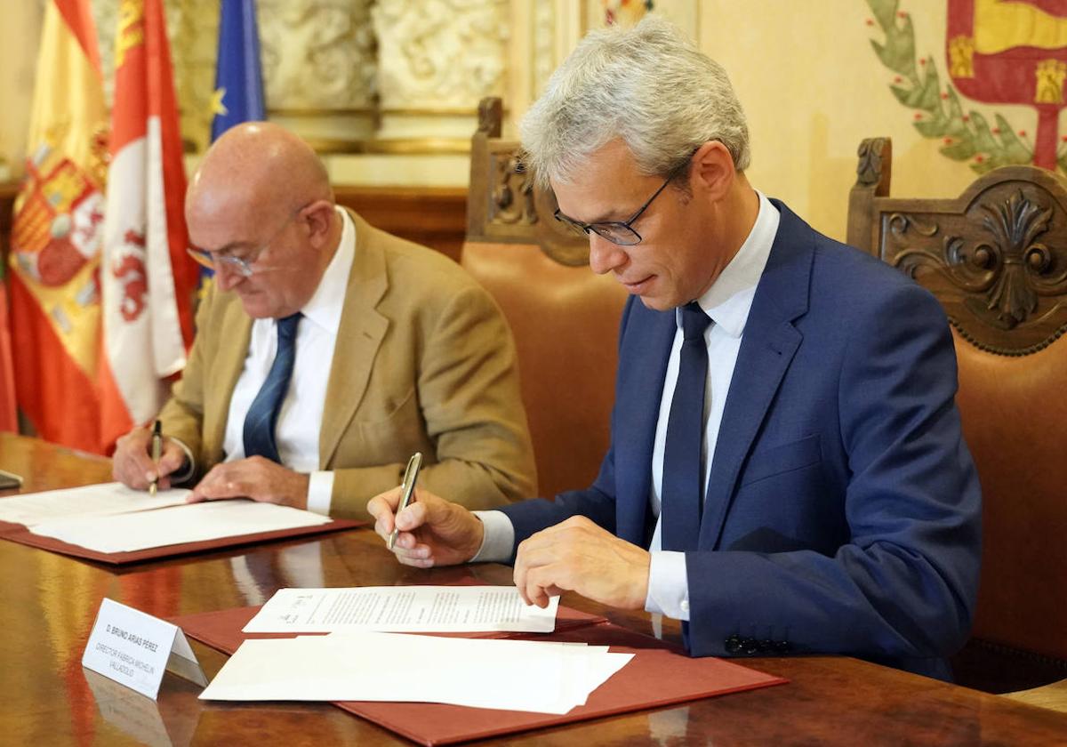 El alcalde de Valladolid, Jesús Julio Carnero y el director de la factoría Michelin de Valladolid, Bruno Arias, durante la firma del convenio.