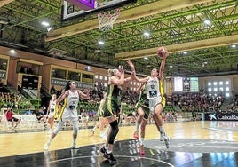 Maite Cazorla entra a canasta ante la oposición de la defensa australiana en el partido de ayer.