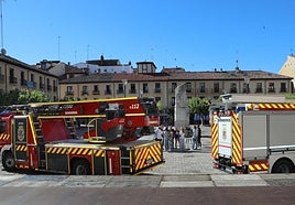 Los dos nuevos vehículos en la Plaza Mayor.