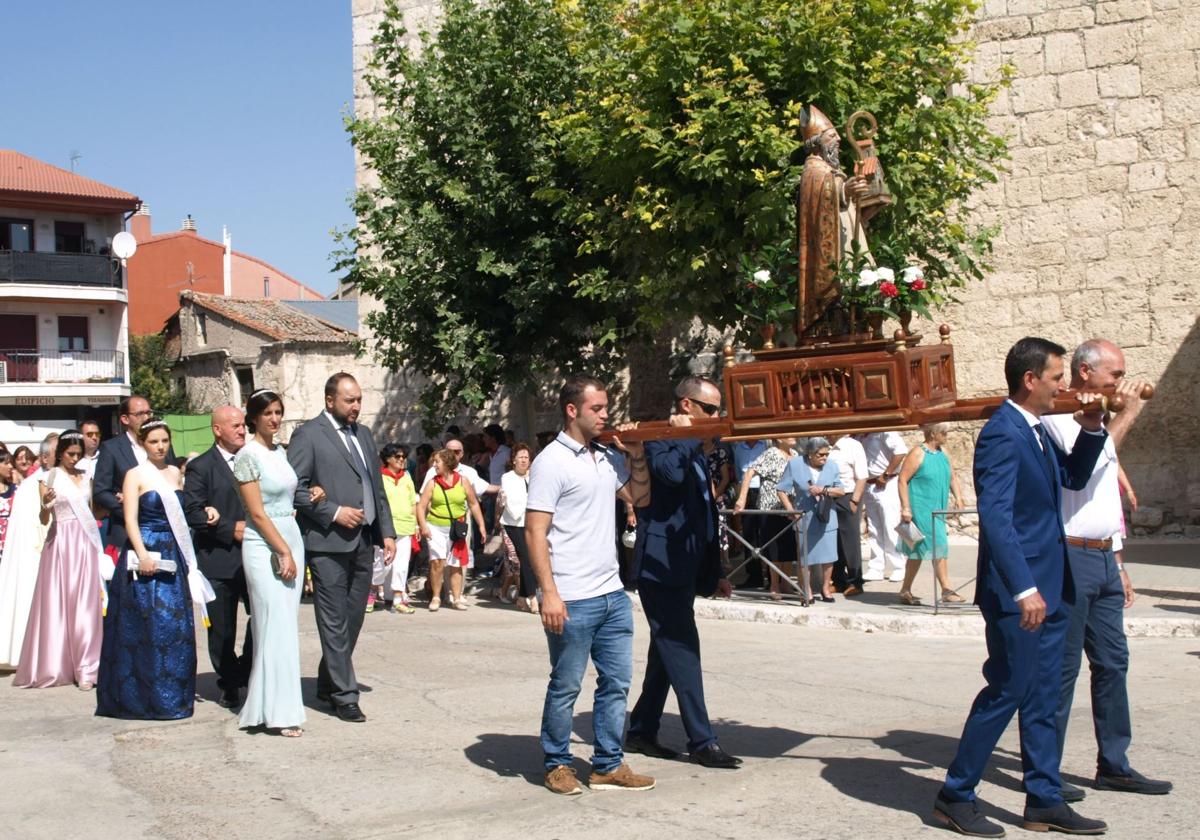 Imagen de archivo de la procesión de San Agustín por las calles de Pedrajas de San Esteban.