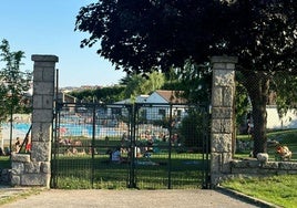 Acceso a la piscina de El Espinar.
