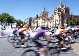 Salida de la plaza Zorrilla de la XXVIII Clásica ciclista internacional a Castilla y León