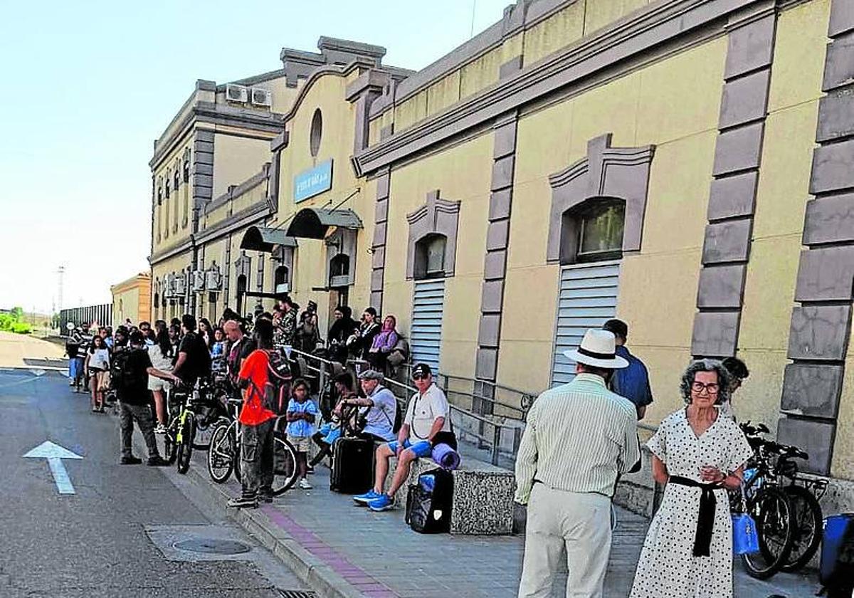 Usuarios del tren, a la sombra de la estación de Venta de Baños.