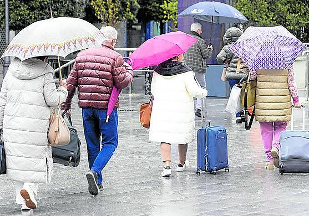 Viajeros con paraguas, en la pasada Semana Santa.