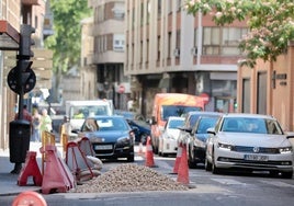 Labores de preparación para asfaltado en la calle López Gómez