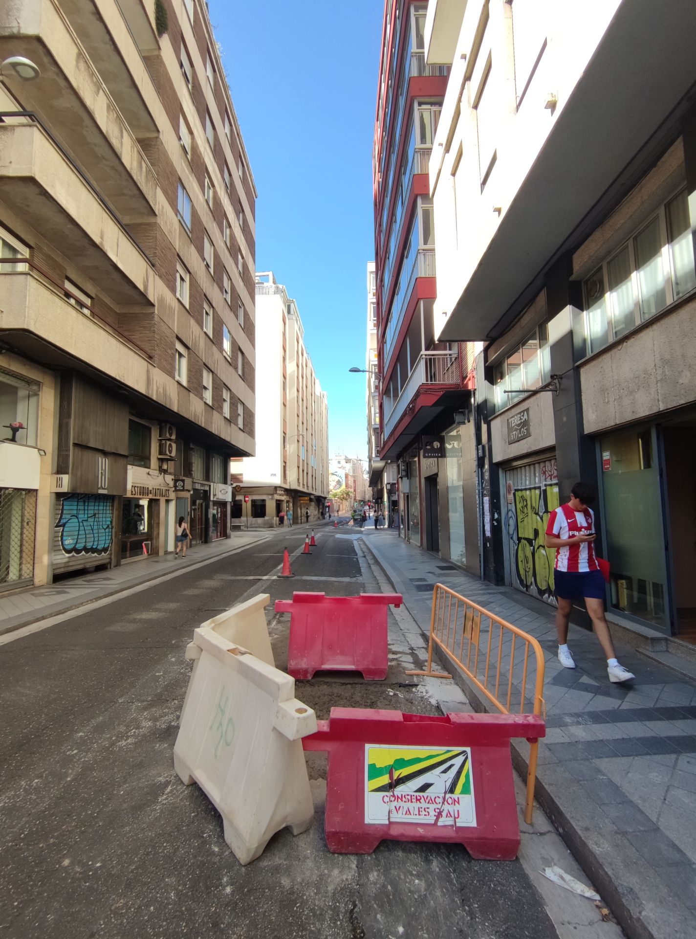 Operación de saneado en las zonas más deterioradas de López Gómez, paso previo al fresado y asfaltado de la calle.