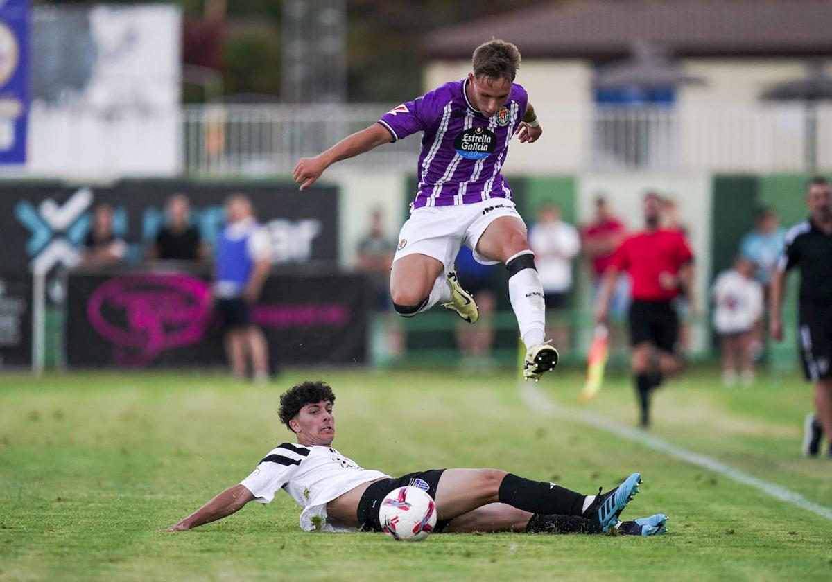 Arnu salta por encima de un rival durante el partido Gimnástica Segoviana-Real Valladolid.