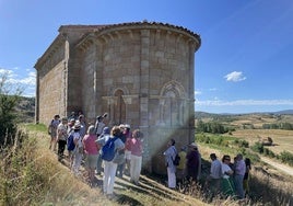 Participantes en el curso, en la visita a la iglesia de Barrio de Santa María.