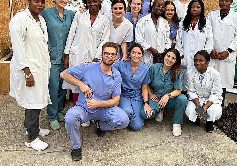 Javier y Alicia (abajo, de azul claro, los primeros por la izquierda) acompañados de los médicos locales en Kinshasa.