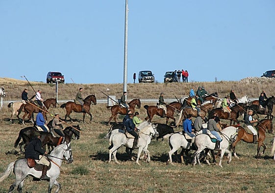 Caballistas durante un tramo del encierro de Cuéllar.