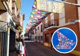 La calle, protegida por el toldo artesano.