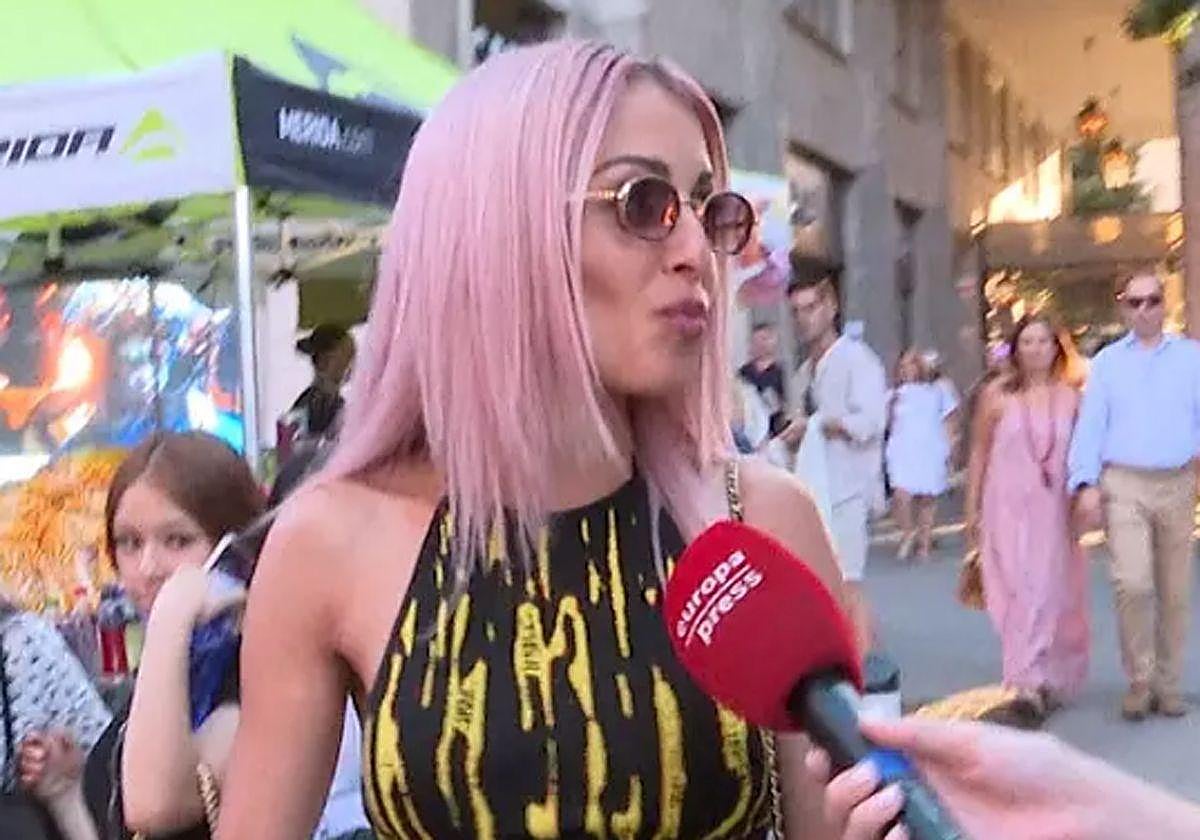 Hiba Abouk con su melena de color rosa.