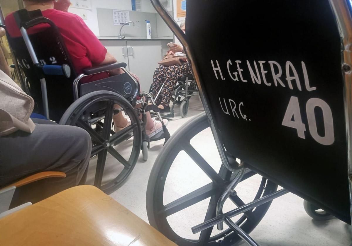 Pacientes esperan en sillas de ruedas en el área de Urgencias del Hospital General de Segovia.