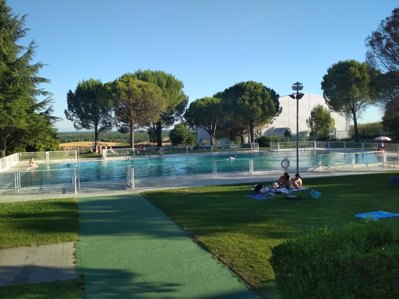 Fotografía de archivo de la piscina municipal de Cuéllar.