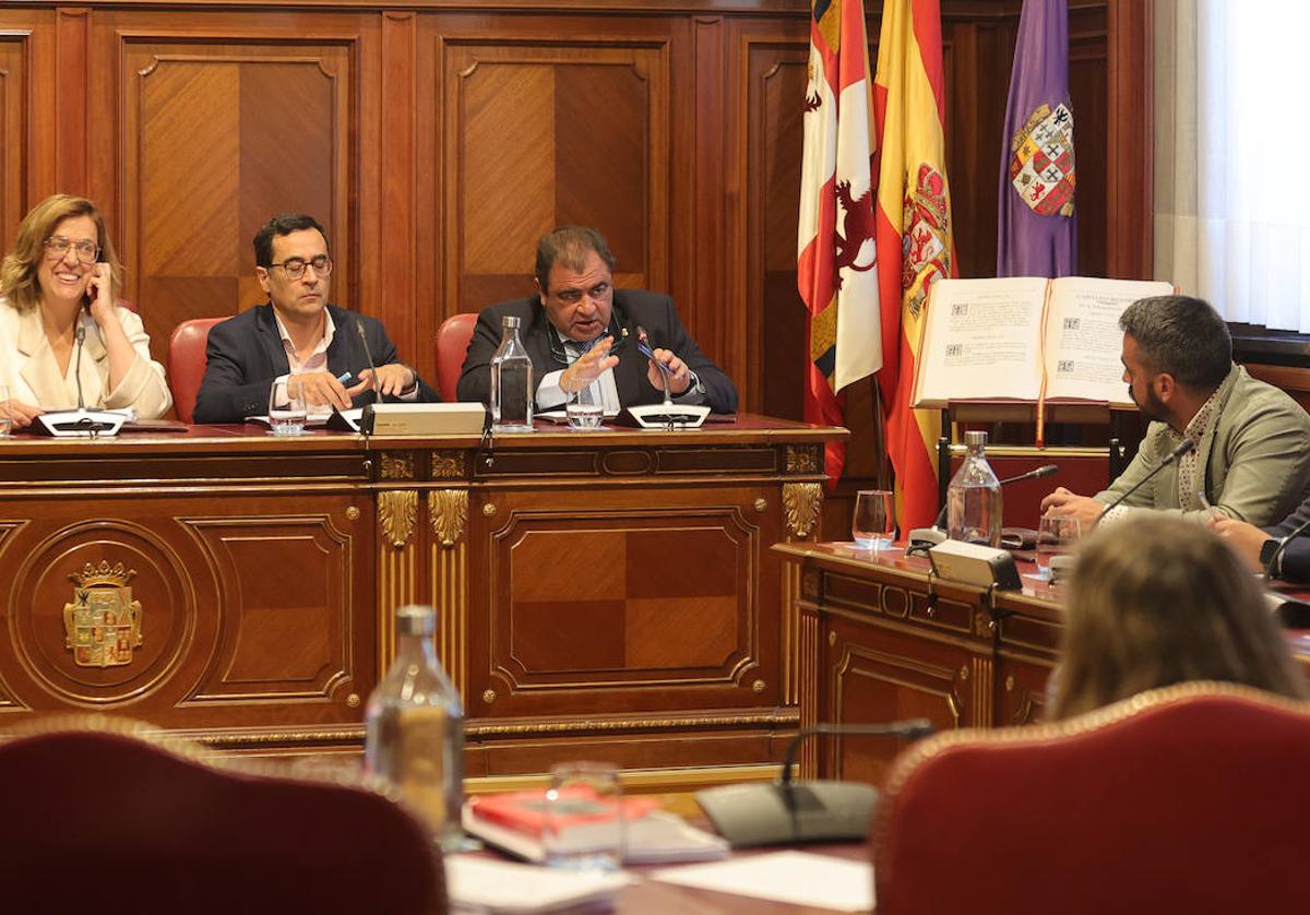 El diputado Adolfo Palacios, junto a Juan Antonio Obispo y Ángeles Armisén, se dirige al socialista Jorge Ibáñez, a la derecha.