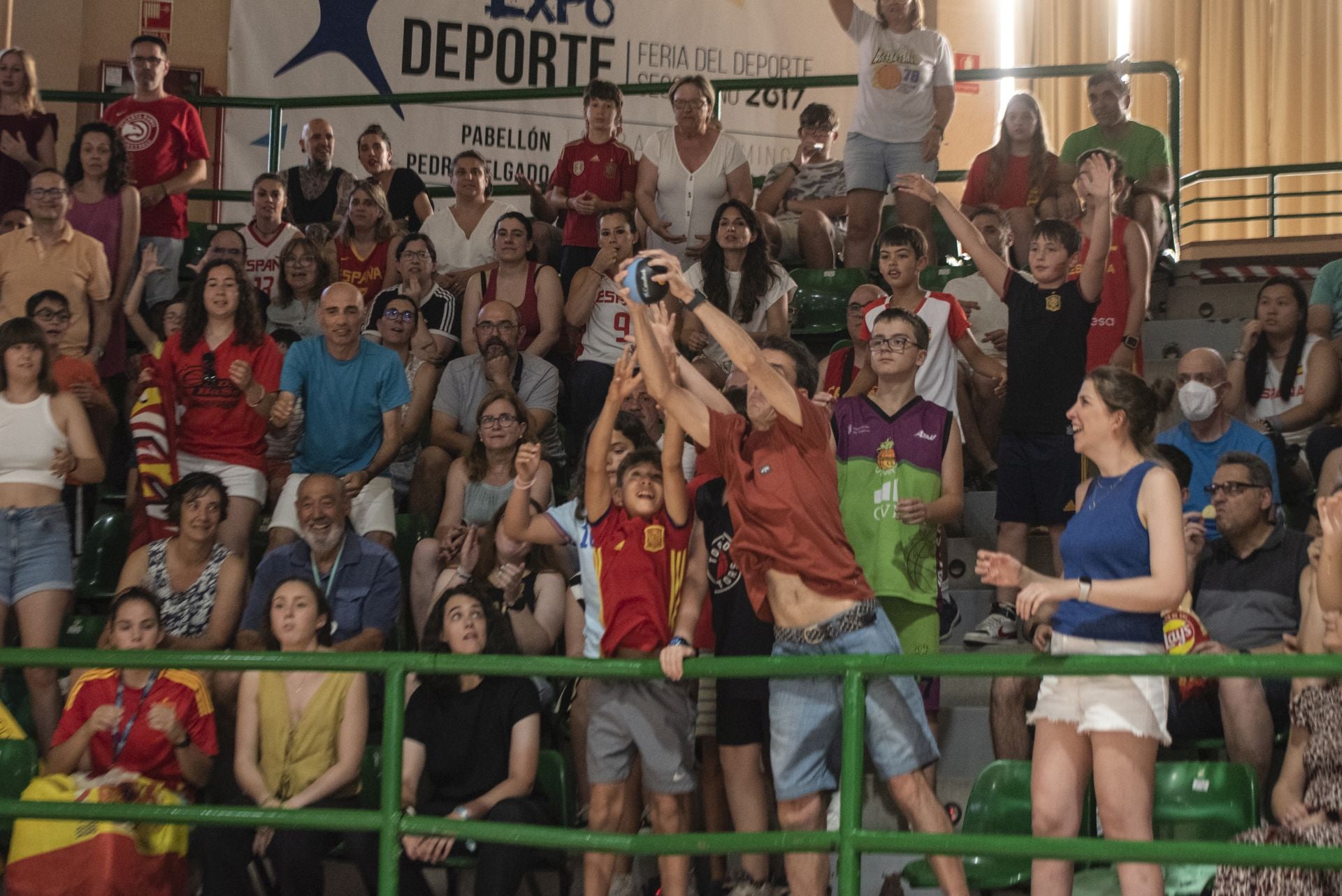 Búscate en las gradas del Pedro Delgado durante el España - Canadá de baloncesto