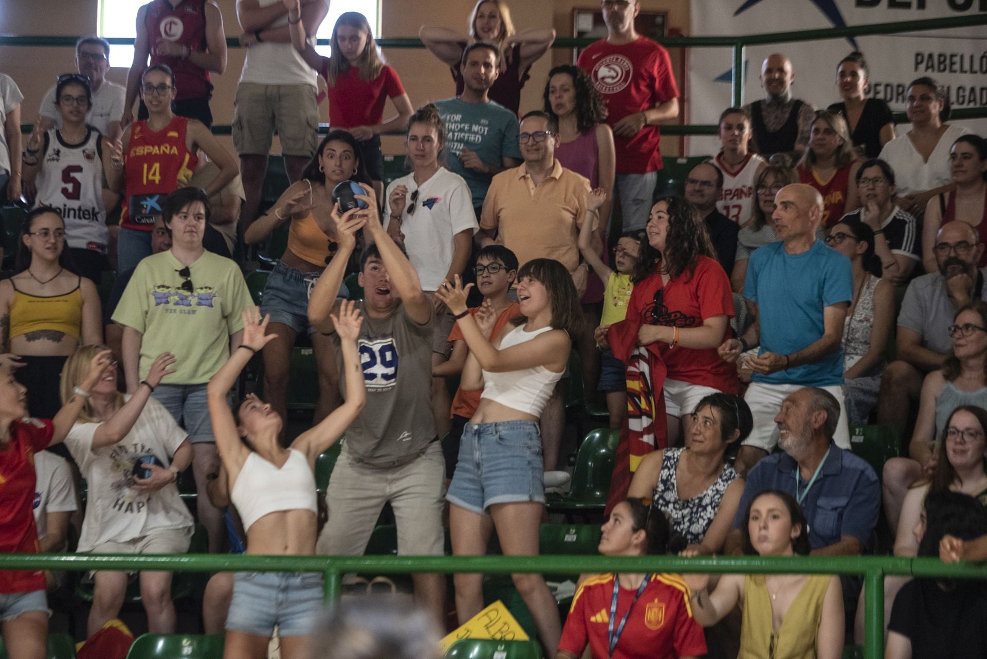 Búscate en las gradas del Pedro Delgado durante el España - Canadá de baloncesto