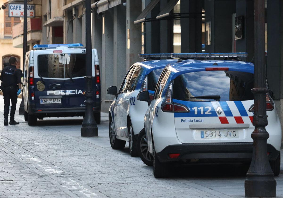 Varios coches de la Policía Local y de la Nacional en Salamanca en una imagen de archivo.