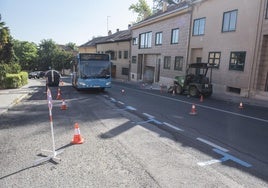 Un autobús circula por las plazas de aparcamiento suprimidas en la calle San Gabriel.