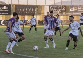 El segoviano Hugo Díaz (derecha) pugna un balón con el jugador del Real Valladolid Juric