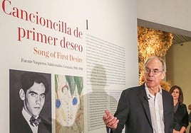 Christopher Maurer en una exposición en el Centro Lorca en Granada.