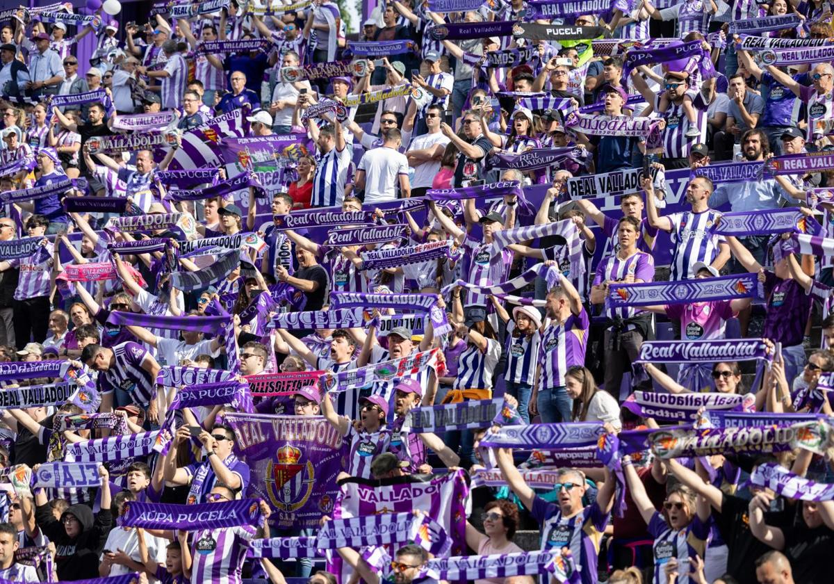 Aficionados del Real Valladolid en el último partido de la pasada campaña en Zorrilla