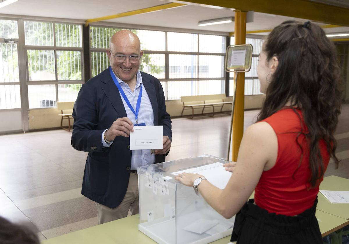 Carnero vota en las elecciones europeas del pasado 9 de junio.