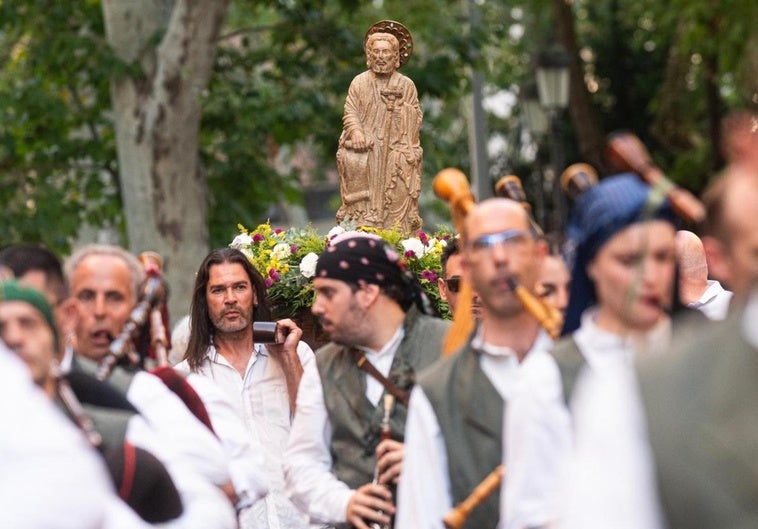 Salida de la procesión de Santiago de la Casa de Galicia.