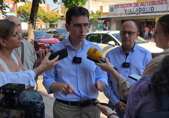 Pedro Herrero y Luis Vélez (PSOE), ante la estación de autobuses de Valladolid.