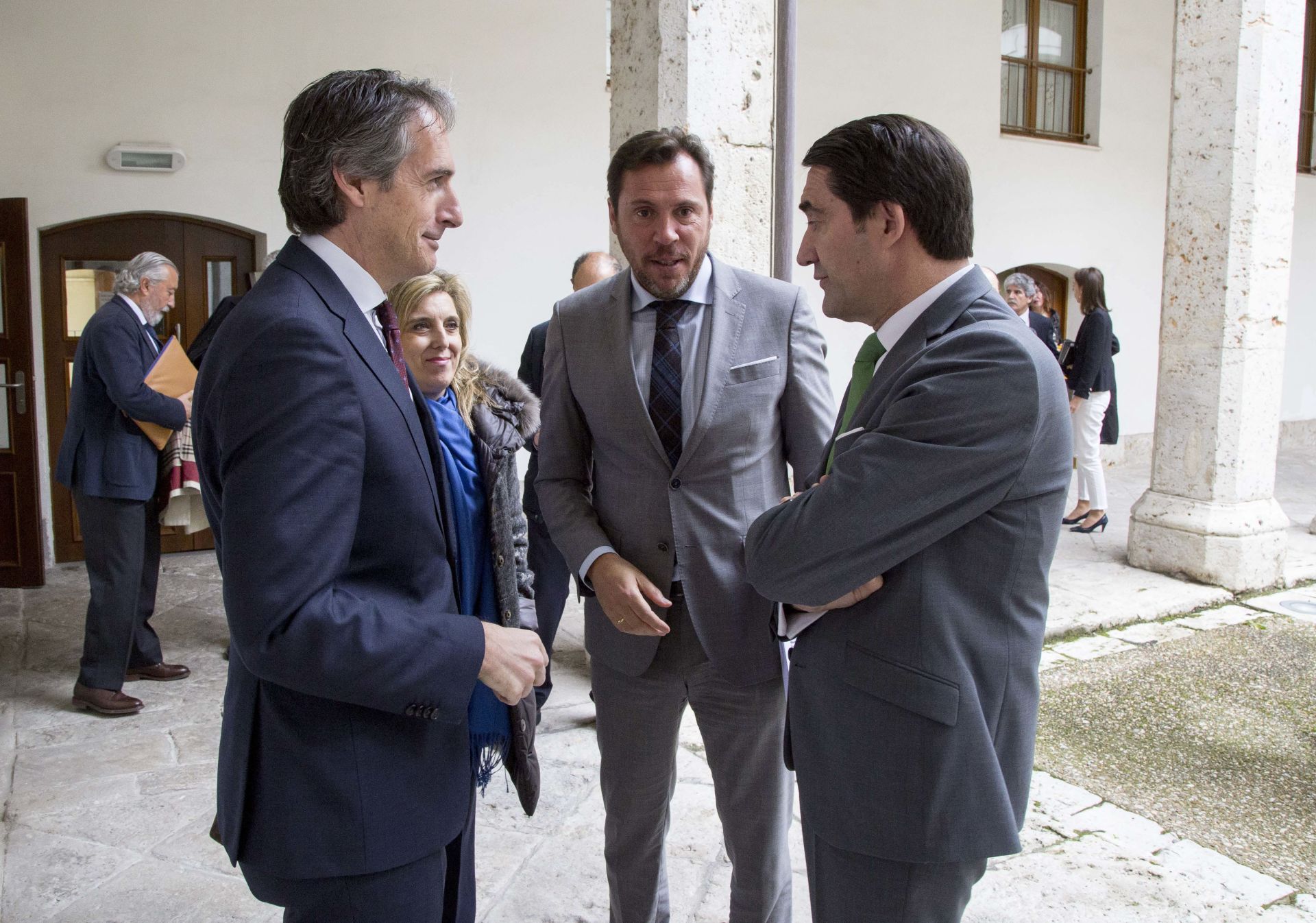 Íñigo de la Serna (PP), María José Salgueiro (PP), Óscar Puente (PSOE) y Juan Carlos Suárez-Quiñones (PP), antes de la reunión en la que se firmó el nuevo convenio de integración ferroviaria en la sociedad Valladolid Alta Velocidad.